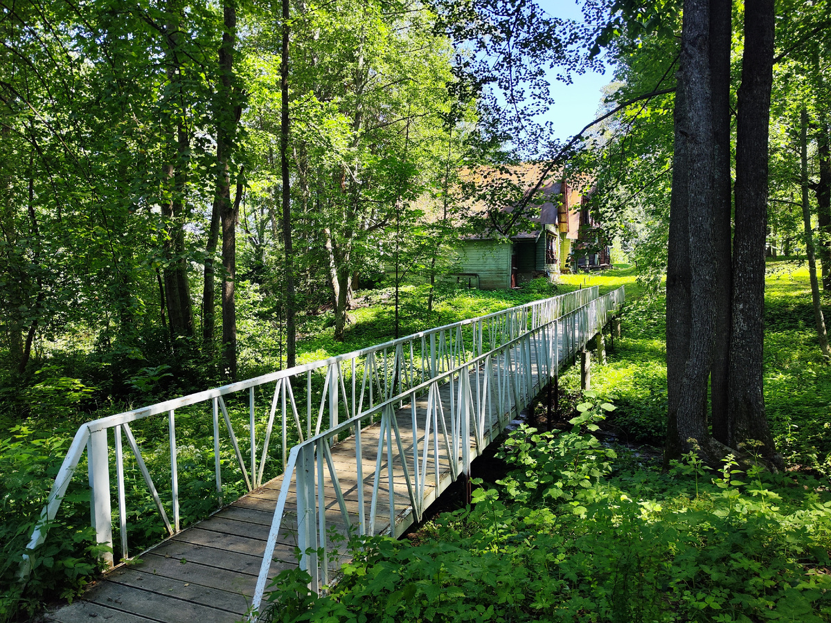 Мостик через ручей к усадебному комплексу. Источник: фото автора