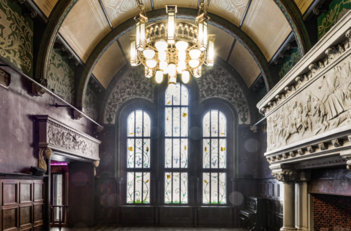 Дом Смирнова — исторический особняк XVIII века в самом центре столицы.