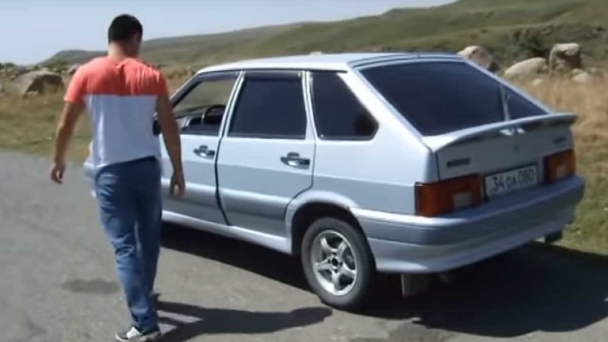 Машина катится вверх без водителя. Кадр из видеоролика. Источник: youtube.com