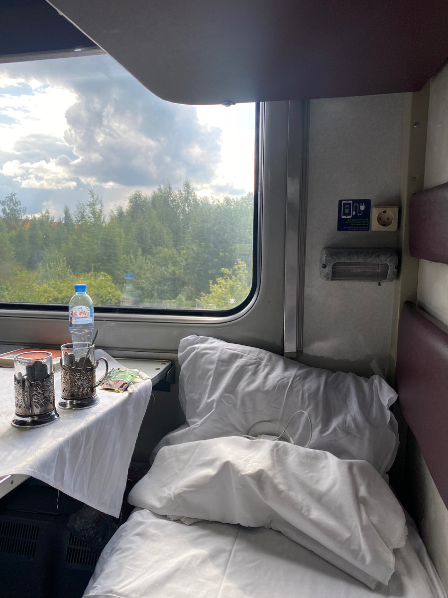 Персональная розетка и светильник с уютным желтым светом. 