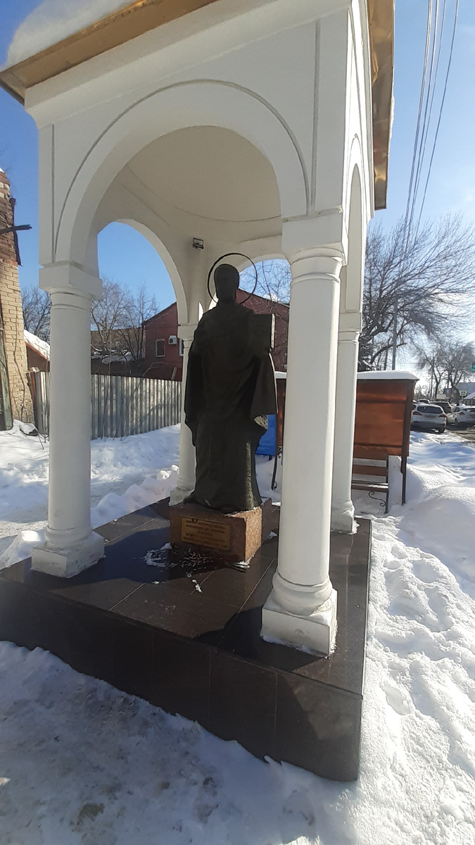 Памятник рядом с домом