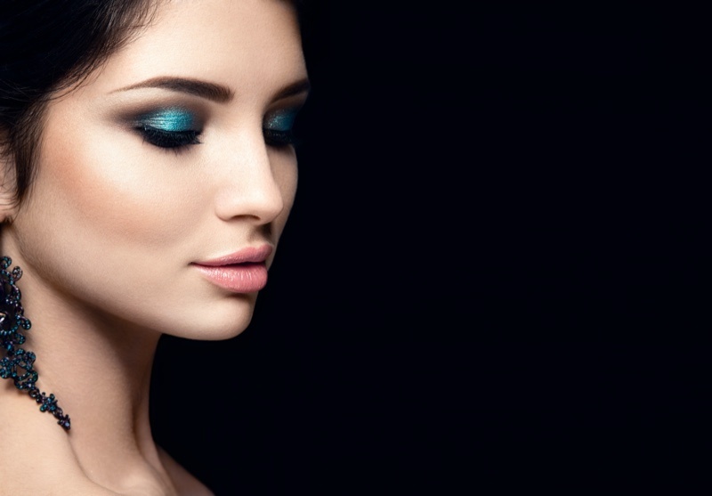 Использование ярких металлических теней для век — один из способов выделиться