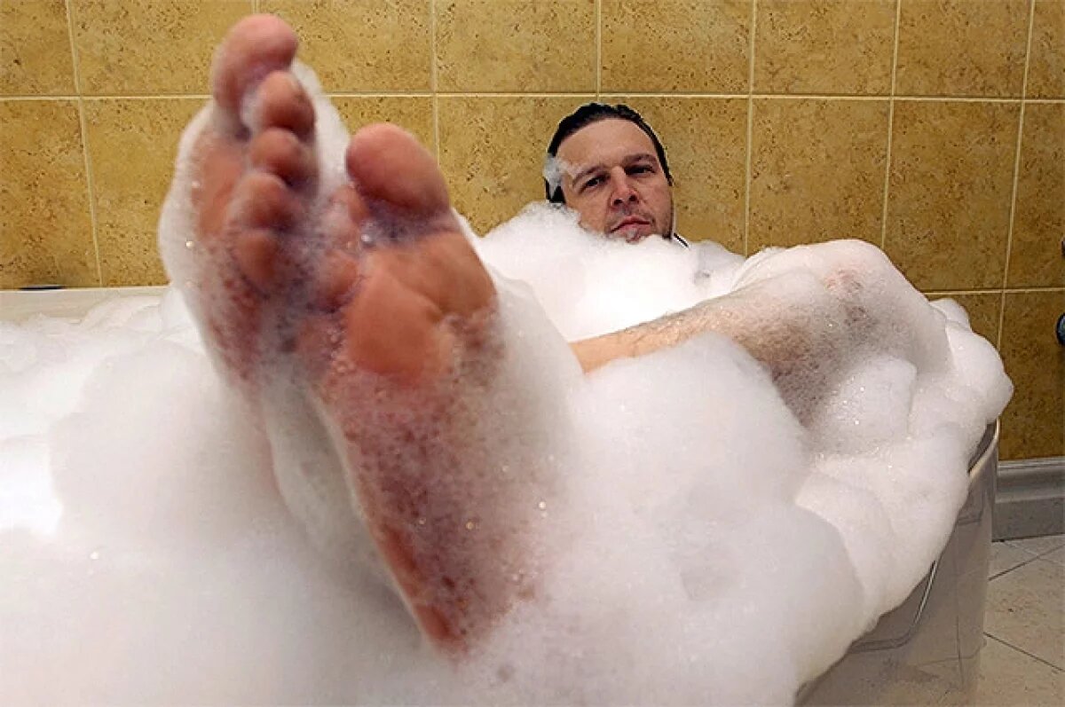    До крана в доме горячая вода проходит через сети от котельной до жилых домов, затем через батареи и трубы внутри дома.