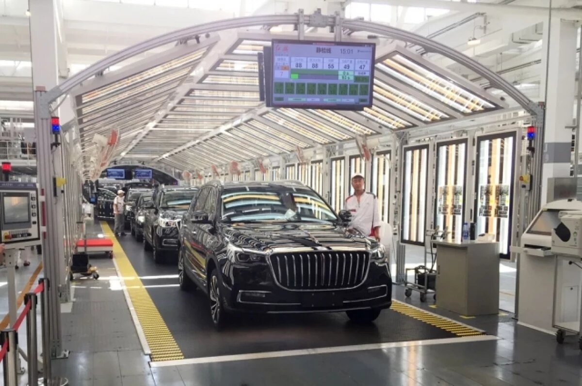    Китайские автозаводы ежедневно выпускают мысячи машин.