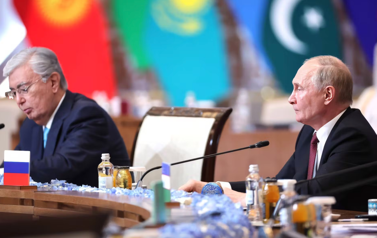 Президент Казахстана Касым-Шомарт Токаев и глава Кремля Владимир Путин во время заседания Шанхайской организации сотрудничества © Zuma Press Wire/imago
