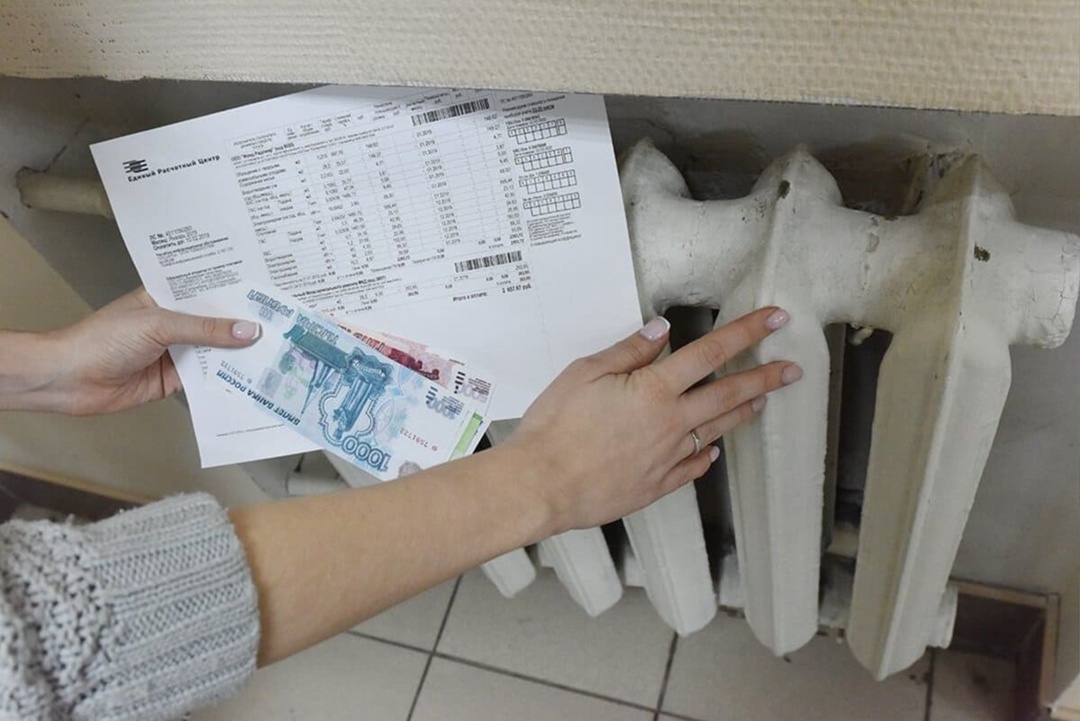  На земле стало заметно теплее. Лето жарче, зима приходит позже, а к Новому году снега, похоже, не будет вовсе. Глобальное потепление — это реальность, и в России оно происходит быстрее, чем в других уголках планеты. По данным наблюдений, за последние сто лет температура в нашей стране увеличилась более чем на два градуса. Почему же планета нагревается? Ответ прост: для получения электроэнергии человек сжигает нефть, природный газ и уголь, в результате чего в атмосферу выбрасываются углекислый газ и оксид азота. Не забывайте и о транспорте с двигателями внутреннего сгорания. Увеличение выбросов усиливает парниковый эффект, что становится причиной роста температуры на Земле, а также в наших квартирах.
Многие жители оплачивают тепло по нормативу, а не по приборам учета. Однако эти нормативы рассчитаны на более холодные зимы, и получается, что мы платим одинаковую сумму в квитанции, независимо от погодных условий. Как изменить эту ситуацию, если коммунальщики не замечают аномалий? Здесь есть ряд нюансов, которые вводят потребителей в заблуждение. Во-первых, перерасчет производится не по итогам зимы, а в конце года, когда о зиме уже все забыли. Во-вторых, схема расчетов за отопление довольно запутанная, и найти ошибку не так просто.
Начисление платы за тепловую энергию производится по показаниям приборов учета, которые делятся на общедомовые и индивидуальные. Первые фиксируют потребление тепла для всего многоквартирного дома, вторые — для каждой квартиры. Температура воздуха в жилых помещениях должна быть не ниже +18 °C (в угловых комнатах — +20 °C). В регионах с температурой ниже -31 °C эта норма составляет не менее +20 °C (в угловых комнатах — +22 °C).
Батареи могут недостаточно греть по многим причинам: слабый напор воды, перекрытие радиаторов в соседних квартирах, наличие воздушных пробок, неправильное подключение системы отопления или засоры в батареях. В большинстве случаев снизить плату за отопление из-за холодных батарей вряд ли получится.
Что делать, если сумма в квитанции на оплату коммунальных услуг завышена, несмотря на то что с этого года собственники квартир не должны платить за тепло сверх положенного? Как подтвердить, что в доме не было отопления? Представитель управляющей компании должен составить акт о том, что коммунальная услуга не предоставляется или предоставляется некачественно. Измерение температуры воздуха в жилых помещениях проводится в самой большой комнате на высоте 1 метра от пола.
Где узнать данные по потреблению тепла? Запросить показатели общедомового прибора учета можно в управляющей компании, которая обязана предоставить информацию в течение трех рабочих дней. Если перерасчет не прислали, пишите в управляющую компанию с требованием представить расчеты, на основании которых корректировка не проведена. Если вас игнорируют, жалуйтесь в жилищную инспекцию, приложив ваше письменное обращение, на которое вы не получили ответа или получили бессодержательную отписку....
Дорогие друзья! Мне интересно узнать ваше мнение. Жду ваших комментариев, советов и критики. Помните, что выбор — это свобода, и каждый имеет право на своё мнение...