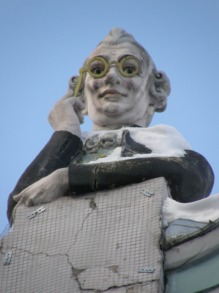 Подсматривающий (на крыше здания российского посольства). Фото автора