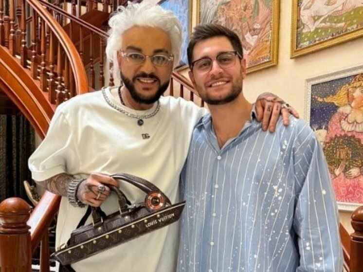 Певец с блогером Давой: сумочка в виде лодки пришлась по душе