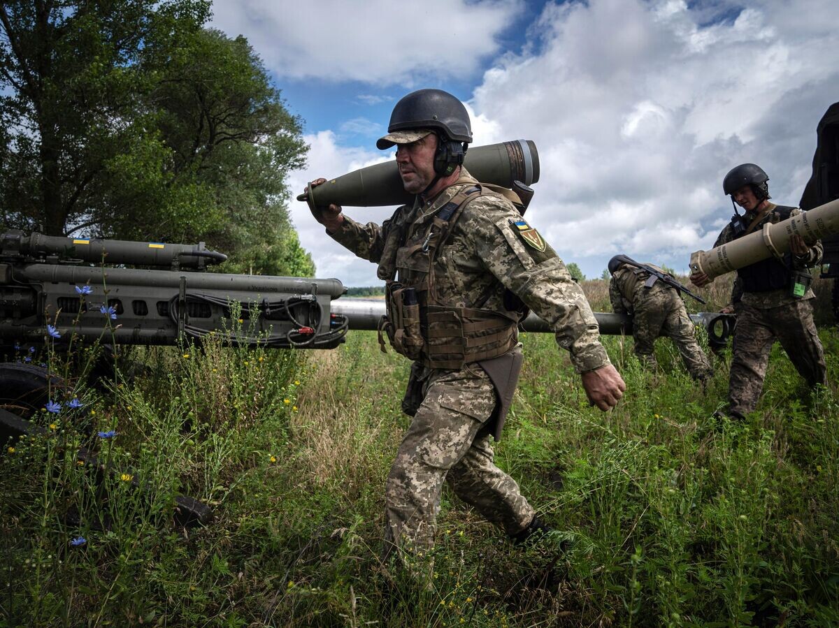    Украинский военный со снарядом 155 мм© AP Photo / Evgeniy Maloletka