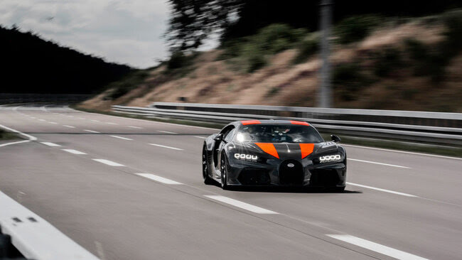 Bugatti Chiron Super Sport 300+, 490 км/чО том, что самые быстрые машины на планете носят эмблему Bugatti, знают почти все: производитель из Мольсема не раз доказывал, что подкреплённая инжинирингом и финансами концерна VAG идея построить самый быстрый в мире автомобиль способна пробиться сквозь законы физики. Настоящим откровением в начале 2000-х стал 1001-сильный гиперкар Veyron, показавший, что 400 км/ч можно купить. А в 2019 году его наследник — 1600-сильный Chiron в версии Super Sport 300+ — поднял планку до 490 км/ч (или 300 с лишним миль в час).Лимитированная серия клиентских автомобилей (всего 30 экземпляров), к слову, оснащена ограничителем скорости ради безопасности на дорогах. Однако в ряде случаев электронный лимитатор можно снять, позволив W-образному 16-цилиндровому мотору с четырьмя турбокомпрессорами, заключённому в особо аэродинамичный кузов, продемонстрировать весь свой потенциал.