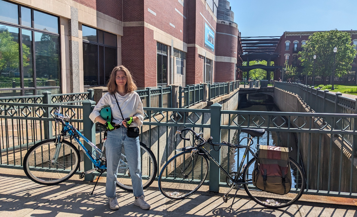 Мы даже умудряемся путешествовать на велосипедах. Иногда прямо от нашего городка, иногда садимся на поезд и проезжаем часть пути так. Уже объездили все окрестности и на поездах выезжаем к берегам тех самых Великих американских озер.