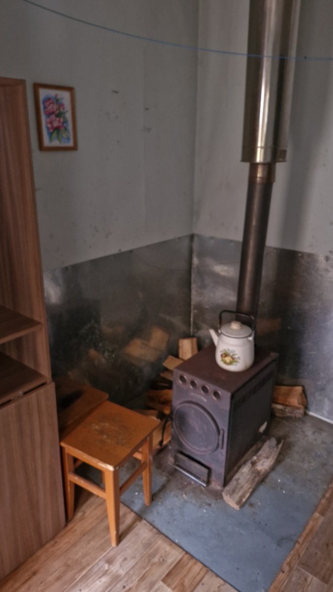 Печка в домике в Теплом ключе.