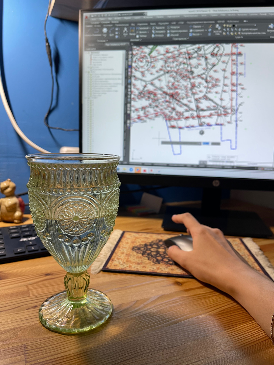 Пью воду из кубка во время ночной смены