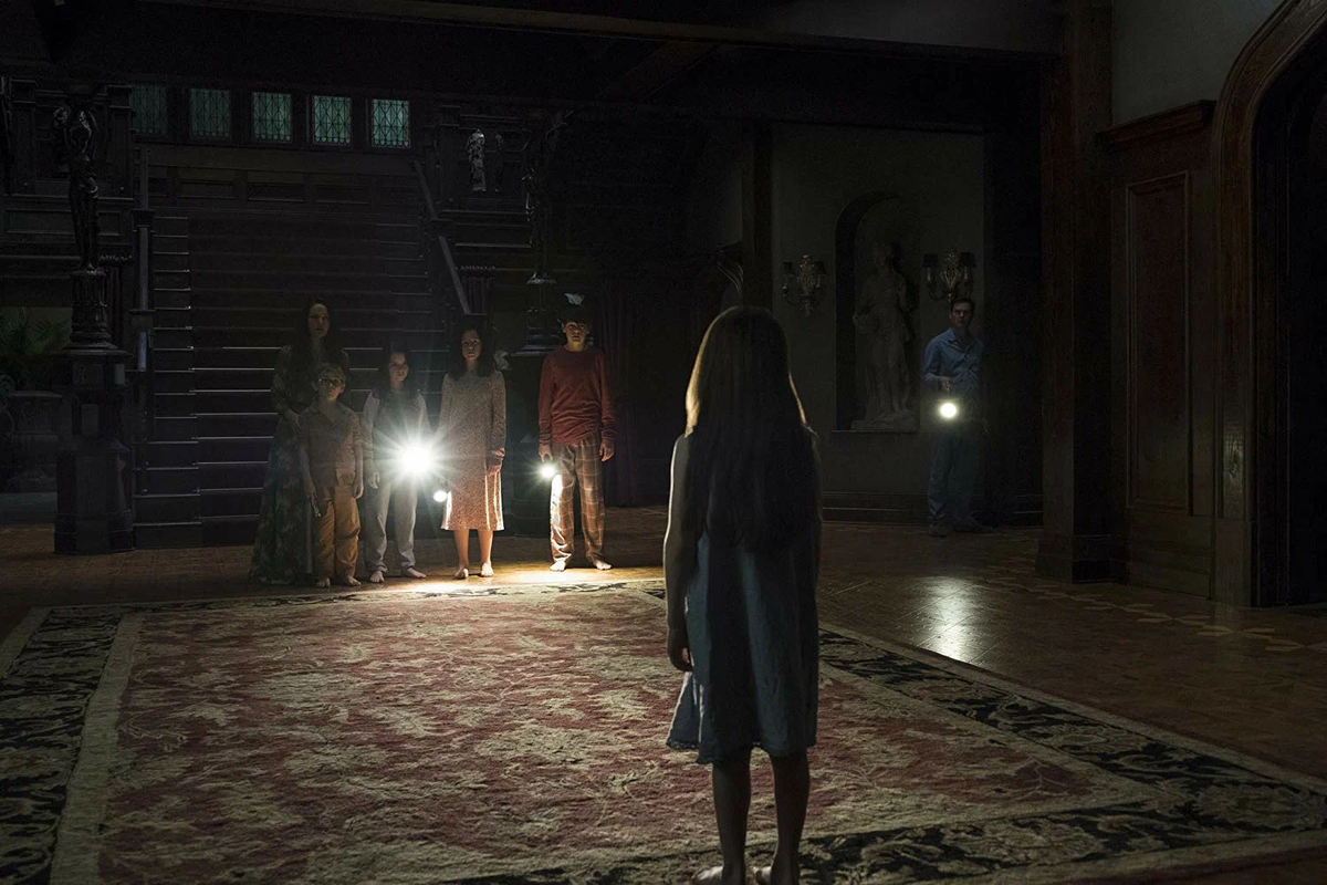 Кадр из сериала "Призраки дома на холме"
