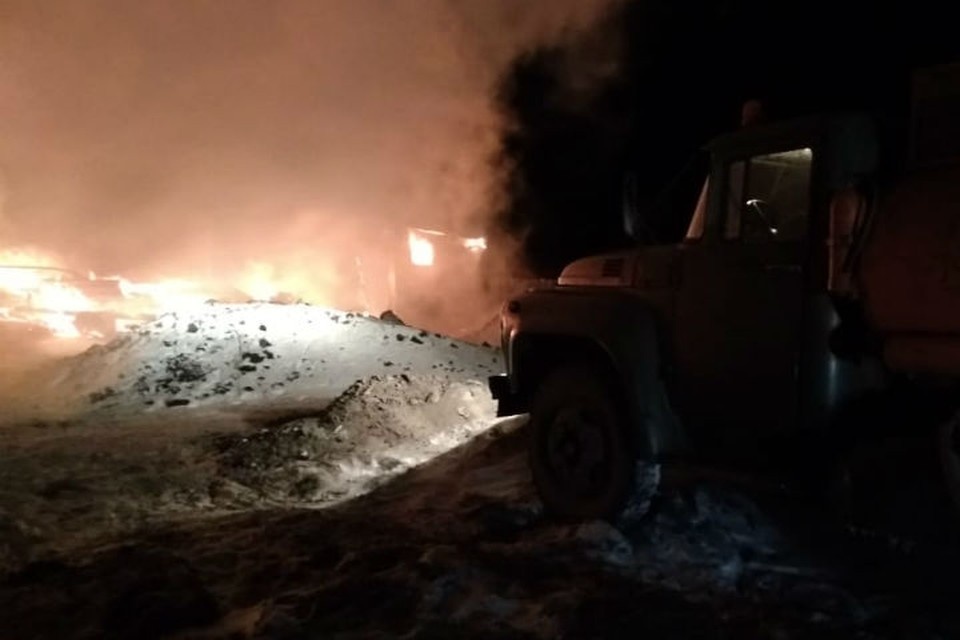 Школу пытались потушить местные жители, но сделать этого не смогли. Фото: ГУ МЧС России по Иркутской области