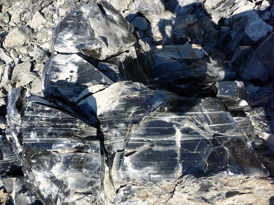 Черный обсидиан до обработки, такой как встерчается в природе. Фото из открытых источников.