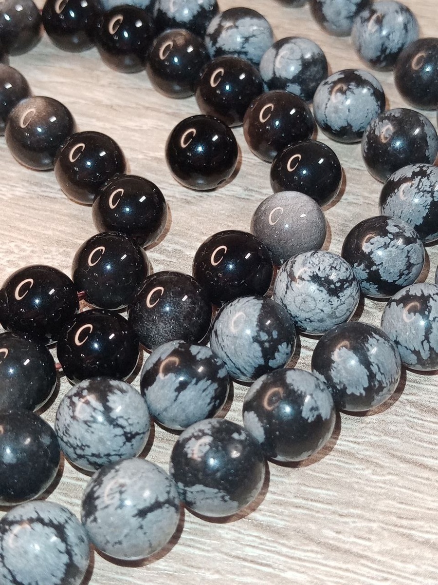 Бусины черного и снежного обсидиана. Фото автора.