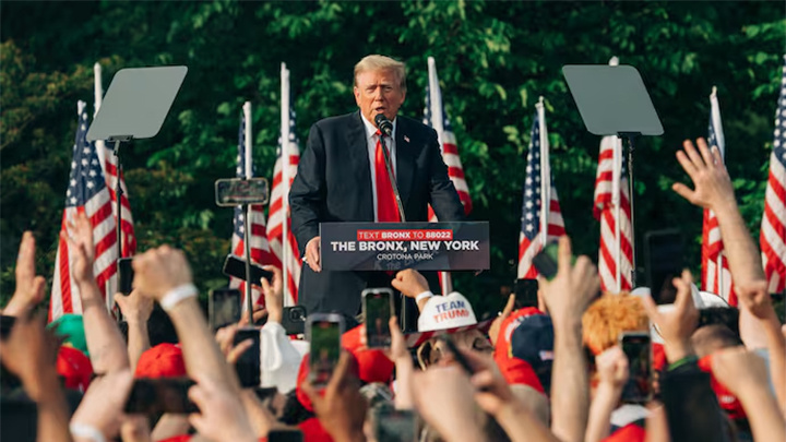    Трамп любит делать громкие заявления на своих предвыборных митингах. Как пишет The Washington Post, на одном таком мероприятии экс-президент заявил, что "бомбил бы Москву и Пекин, если бы при его президентстве Россия напала на Украину, а Китай - на Тайвань". Скриншот: страница сайта WP.