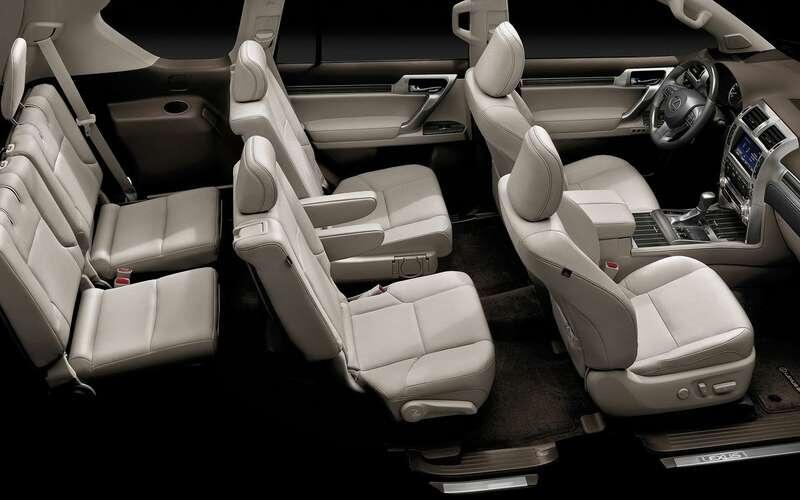    Салон Lexus GX может быть шести- или семиместным, со сплошным диваном на втором ряду или с двумя отдельными креслами, как на фотографии.