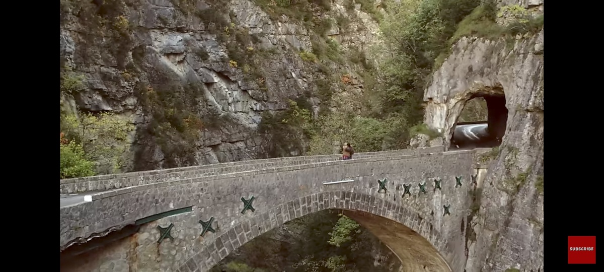 Кадр из фильма. Тот самый Мост. На котором будут происходить наиболее значимые события в фильме.