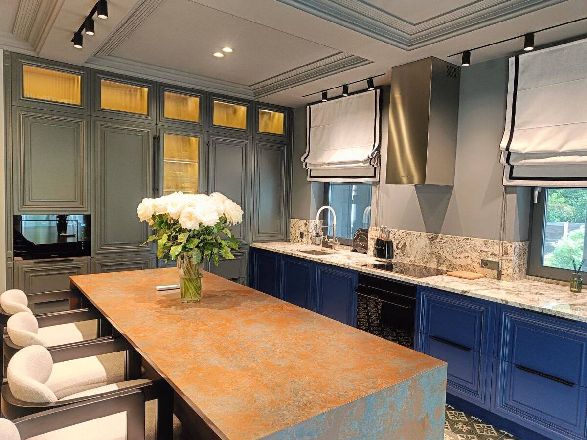 На фото кухня-гостиная в частном доме 