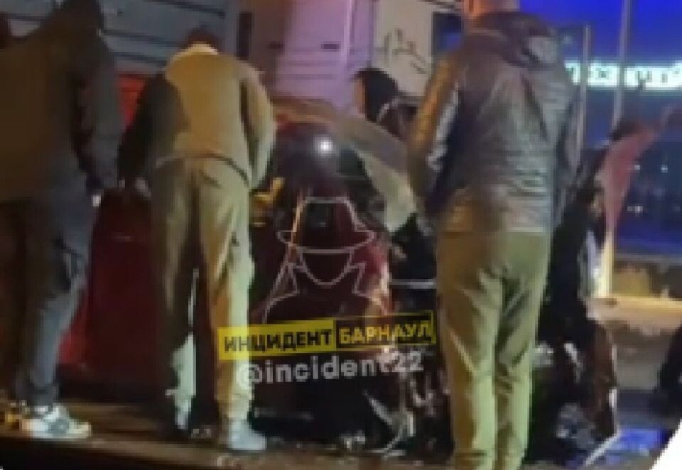    Авария на Павловском тракте. Источник: скриншот видео Telegram-канала "Инцидент Барнаул"