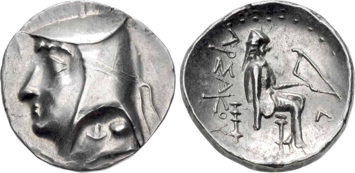 Самые ранние монеты Арсака I (ок. 238-211 гг. до н. э.) и Арсака II (ок. 211-191 гг. до н. э.), которые, возможно, чеканились в Митридакерте или Нисе, ныне в Республике Туркменистан. На них изображена голова правителя на аверсе и сидящий лучник на реверсе, обе повернуты вправо в селевкидском стиле. Однако вскоре направление головы царя меняется на левое.
Мягкая шапка с верхом, загнутым на одну сторону, которую носил правитель, по-видимому, произошла от высокой, заостренной скифской шапки, которая появляется на ахеменидских рельефах конца шестого и пятого веков. Легенды на монетах написаны на греческом языке,
в них дается тронное имя «Арсак», а иногда дополнительный титул самодержец.