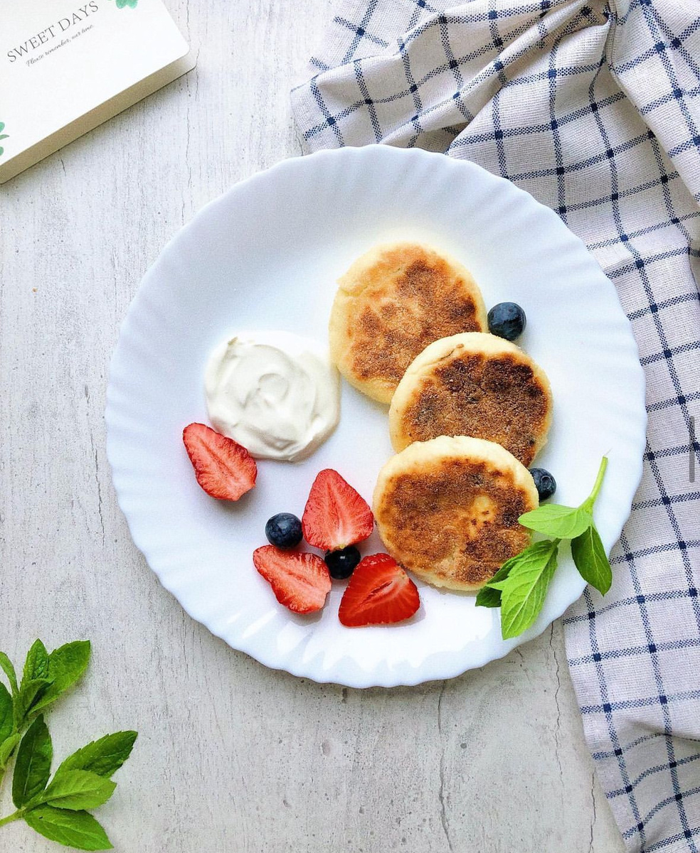 Привет, друзья! Мне очень понравилась рубрика с раскрытием секретов приготовления самых простых и вкусных блюд. 

Ведь вокруг много повседневных рецептов того, что мы любим, и кажется все настолько просто и элементарно, что и нечего об этом писать. Но это неправильно! Ведь даже гречку можно сварить по-разному и зная секреты ты можешь получить абсолютно разный результат. 

Поэтому продолжаем говорить о рецептах, которые очень часто у нас на столе и нюансах, которые смогут сделать эти рецепты еще лучше и вкуснее. 

Мы уже разобрали с вами секреты приготовления пышных оладьев, вкусных и сочных котлет, а также научились выбирать качественную сковороду. Сегодня предлагаю перенестись в самый важный прием пищи - завтрак, и приготовить вместе сырники. 

Сколько же людей это простое блюдо свело с ума! Я сама их обожаю и готовлю несколько раз за неделю. Рецептов сырников огромное множество и тестировала я их много, но по итогу вынесла для себя несколько простых и проверенных рецептов. 

Для многих это блюдо со звездочкой: то пригорают и разваливаются, то вообще превращаются в жижу на сковороде, то сырые внутри. Давайте разберемся с этим блюдом раз и навсегда! 

1. Берем правильный творог. Чем жирнее, тем вкуснее! Я беру 9% в брикетах, не зерненый. Зерненый не подойдет не только по консистенции, но и по количеству содержания сыворотки. Именно она выделяется при жарке и портит сырники, превращая их в жижу. Если хочется получить очень нежные сырники - протираем творог через сито и будет просто сказка 
2. Не добавляем слишком много яиц 
Тут такая же логика, как с зерненым творогом и количеством жидкости. Белок в яйце работает как вода и если его будет много, сырники растекутся! Поэтому 1 яйца на 500гр творога более чем достаточно 

3. Сахар
Не кладем много, это также лишняя жидкость (помимо калорий). Лучше добавить топпинг к самим сырникам: сгущеное молоко, сметану, джем, мед. Если кладете сахар, то совсем немного, и я вместо него использую сахарную пудру, с ней сырники нежнее 

4. Мука 
Не кладите слишком много, пшеничная мука забивает вкус творога и лишает их сочности. Лучше использовать рисовую, она намного нежнее и нейтральнее. Муку добавляем из расчета 3-4 столовые ложки на 500гр творога. 
Вместо муки часто кладу манку - с ней сырники просто превосходные, плюс она делает сырники пышными без всякого разрыхлителя! 

5. Аппетитная корочка 
Она получается при помощи обваливания сырников в муке. Самая красивая корочка делается с помощью рисовой муки 


5. Жарка 
Чтобы сырники успели пропечься, обжариваем их на маленьком огне под крышкой. Либо обжариваем на среднем огне до аппетитной корочки и доводим до готовности в духовке при 160’.

Жарить можно на топленом, сливочном, кокосовом, смеси сливочно-растительного масел. Здесь дело вкуса 

Теперь перейдем к рецепту любимых сырников, а также очень вкусного соуса к ним: 

СЫРНИКИ С САХАРНОЙ ПУДРОЙ
500гр домашнего творога, пожирнее
1 яйцо 
3 ст.л рисовой муки 
2-3 ст.л сахарной пудры
⠀
1. Смешиваем творог с яйцами, добавляем муку и пудру, хорошо перемешиваем, лучше картофелемялкой
⠀
2. Формируем сырники, обваливаем в муке, можешь придать форму ножом, и отправляем в заранее разогретую сковороду, смазанную маслом.
⠀
СЫРНИКИ С ШОКОЛАДОМ 

Творог 500г
Яйцо 1шт
Сахар 3ст.л + ванильный сахар
Рисовая мука 3ст.л в тесто
Шоколад 50г
⠀
1. Блендером взбей творог, сахар, яйцо. Добавь муку и перемешай
⠀
2. Формируй сырники влажными руками, положи внутрь дольку шоколада. Хорошенько прикрой его со всех сторон и обваляй сырники в муке
⠀
3. Обжарь на разогретой сковороде по 3 минуты с каждой стороны, под крышкой
⠀
Это очень очень вкусно!

СЫРНИКИ С МАНКОЙ И ИЗЮМОМ 

700г творога 9%
2 яйца
Сахар 2ст.л
Соль щепотка
Манка 180гр
Изюм 40гр
⠀
Смешай все ингредиенты и дай настояться 20 минут. Сформируй сырники, обваляй в муке или манке и жарь с двух сторон до румяной корочки 😍

И сейчас поделюсь нереальным соусом к сырничкам: 

Просто смешиваем по 3 столовых ложки сметаны и сгущенки, добавляем немного корицы. Наслаждаемся! 

Надеюсь, эта статья была полезна. Следующую сделаю с подборкой блюд из творога на завтрак ✨