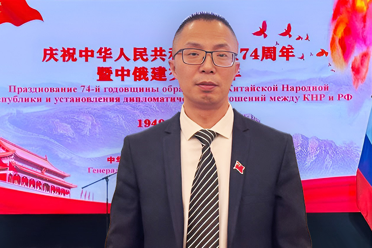    Китайский бизнесмен Чжун Сянлун уже 20 лет живет и работает в Казани, 11 месяцев он трудится в нашей стране, а потом отправляется на свою родину. Фото предоставлено Чжун Сянлуном