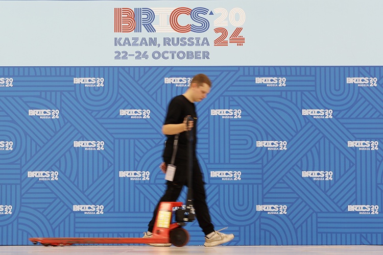    Конечно же, среди сотен организаторов журналисты NBC нашли 18-летнего юношу, чей отец погиб на СВО. Понятно, что на фоне трагедии он без энтузиазма ответил на вопрос, поддерживает ли спецоперацию.   
Фото: Анатолий Медведь/Фотохост-агентство brics-russia2024.ru