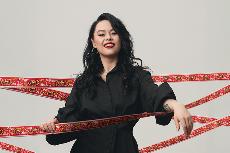    Виктория Барс: «У меня интернациональная семья: мама — татарка, папа — русский. В детстве я много времени проводила с родственниками со стороны мамы, слушала татарскую речь, и в школе нам преподавали татарский язык и литературу»