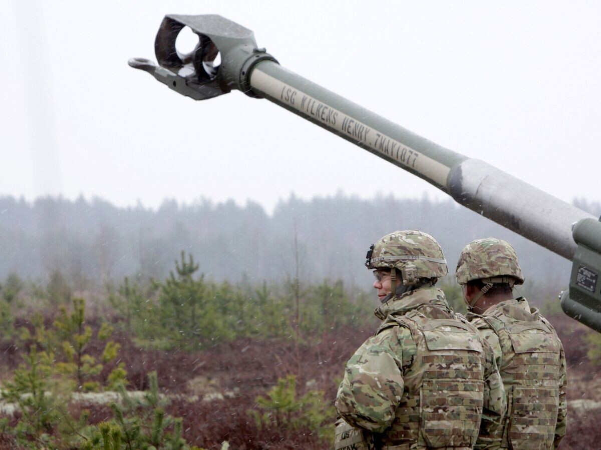 Военнослужащие блока НАТО возле гаубицы М-777 на военных учениях Operation Summer Shield на полигоне Адажи в Латвии© РИА Новости / Оксана Джадан
