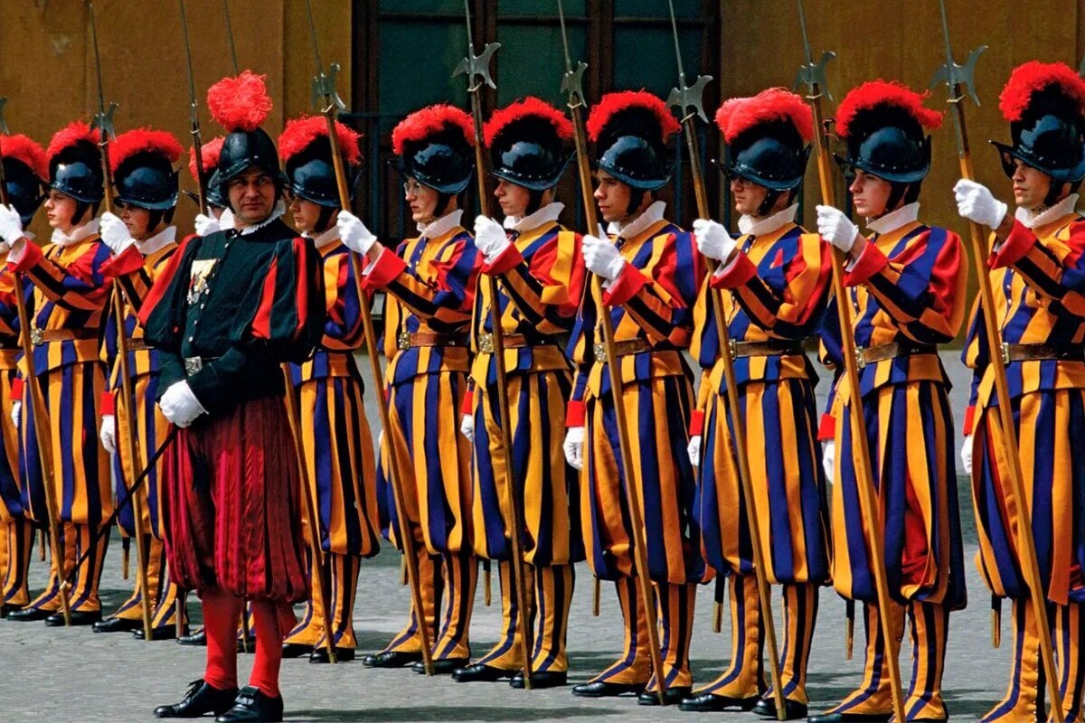 Фото швейцарской гвардии, наше время (взято из открытых источников). 