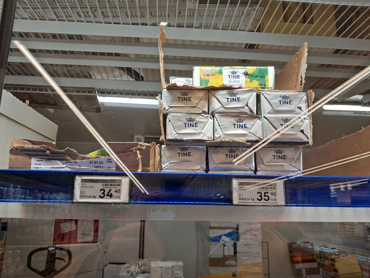 Витрина со сливочным маслом в норвежском супермаркете..