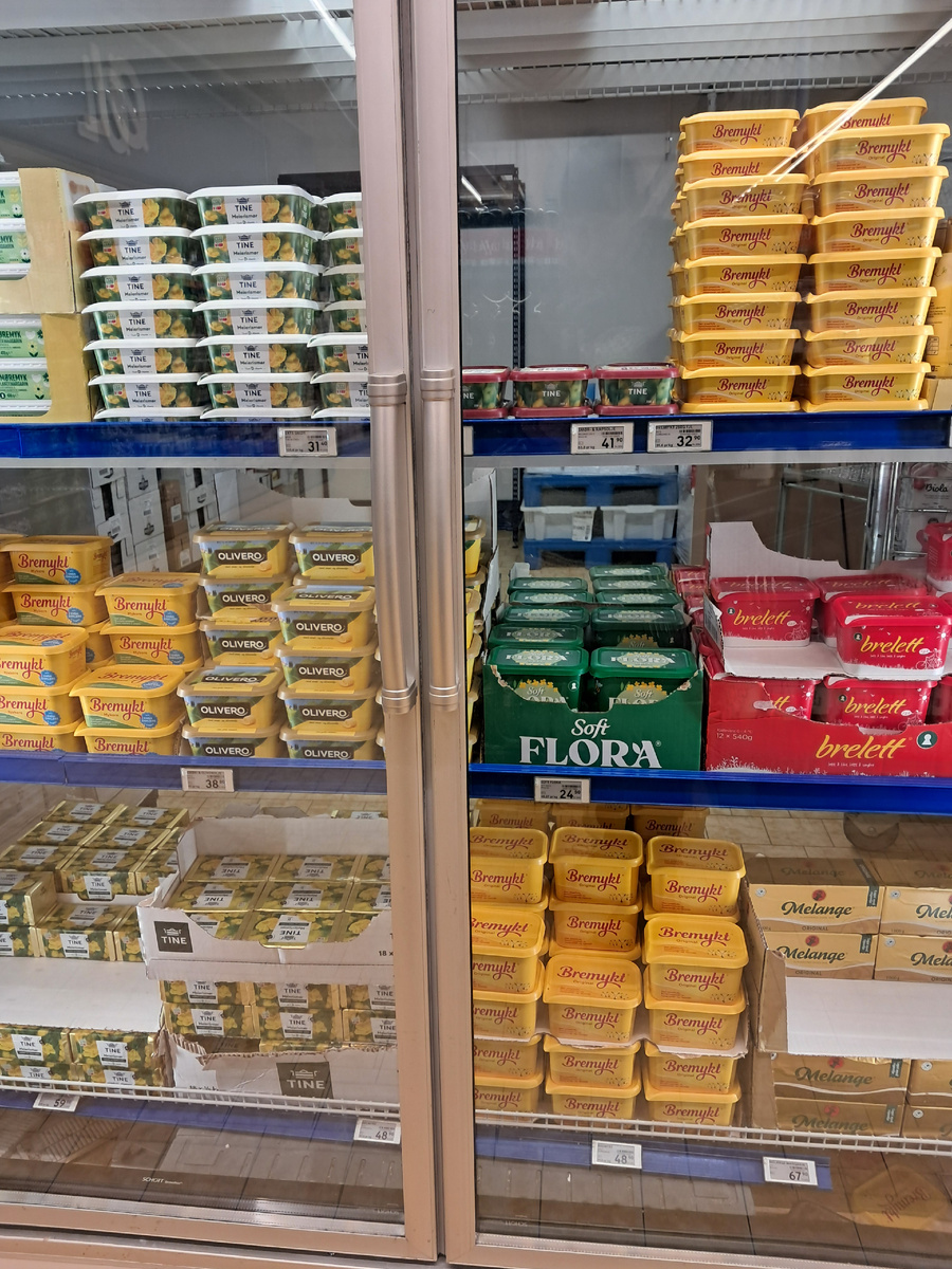 Стоимость спредов на норвежских полках. От 28 до 35 крон за 250г.