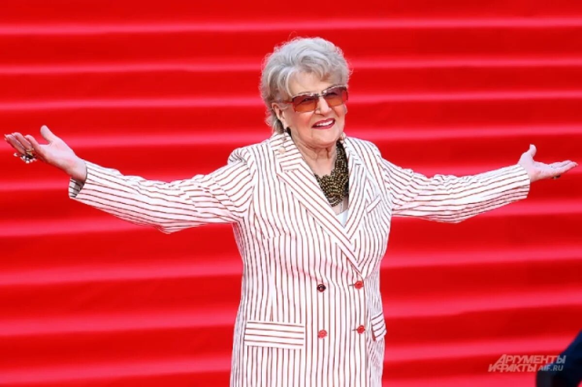    SHOT: состояние онкобольной звезды фильма «Девчата» Дружининой ухудшилось