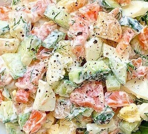 салат цезарь с копчёной рыбой