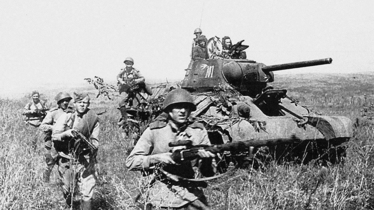 Советские пехотинцы наступают на врага при поддержке танков. На фото танк Т-34. Источник Яндекс картинки