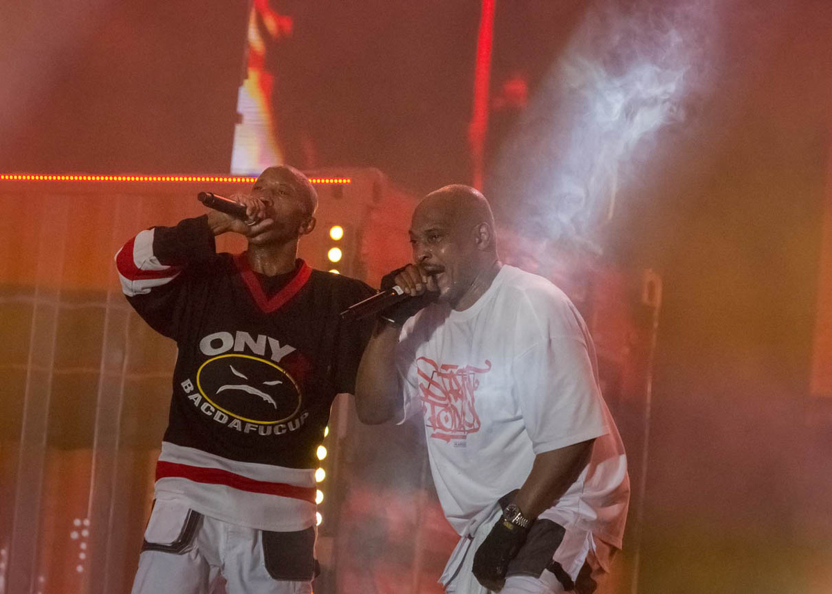 Фред Ли Скраггс и Кирк Джонс ыступают под сценическими псевдонимами Fredro Starr и Stickly Fingaz