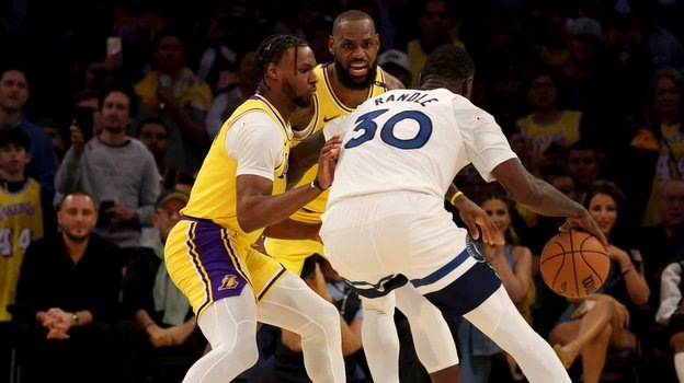    Бронни (слева) и Леброн (в центре) Джеймсы против Джулиуса Рэндла.Imagn Images USA Today Sports