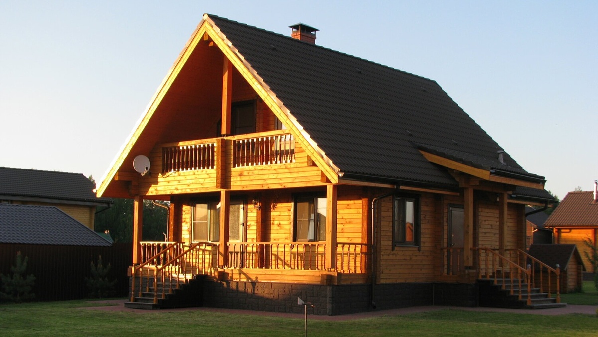 Обычно, когда люди разговаривают о плюсах жизни в деревянном доме, то всенепременно упоминают красоту, теплоту и экологичность строения. 