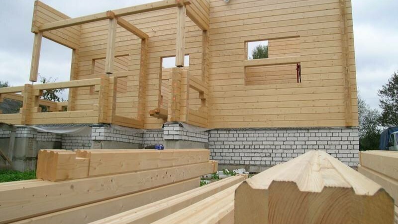 На данный момент, если речь заходит о возведении деревянного строения, то в ход идёт брус – свежий, просохший, бывший в употреблении, оцилиндрованный – не важно. 