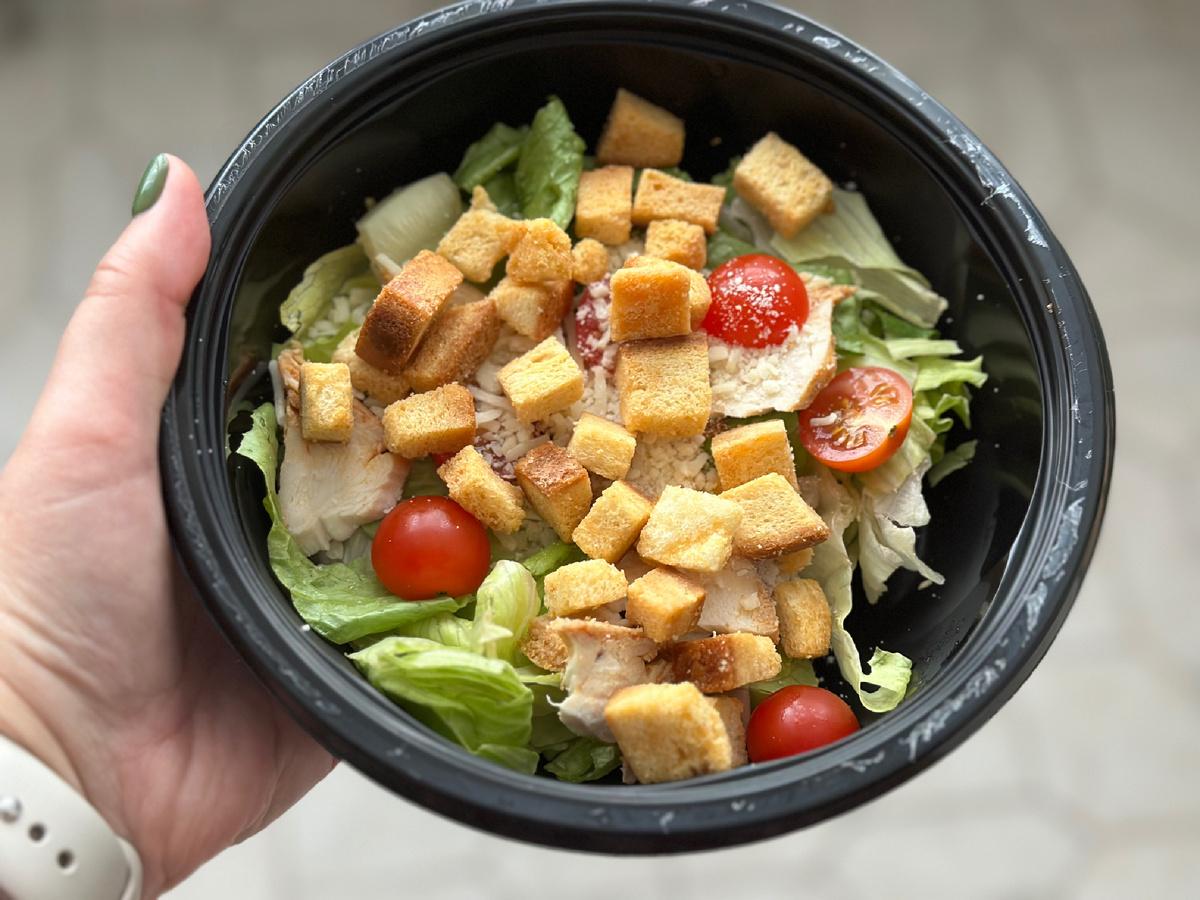 На завтрак салат цезарь с грудкой, обалдела от количества жиров в этом салате, наверно это всё соус, я уже привыкла к низкокалорийным, они так не пугают 