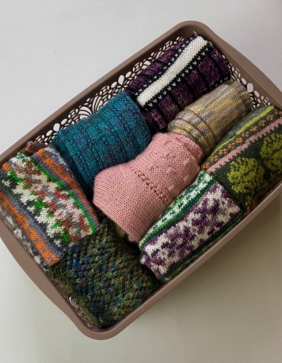 Вот такая у меня носочная коробка. Тут лишь часть моих работ