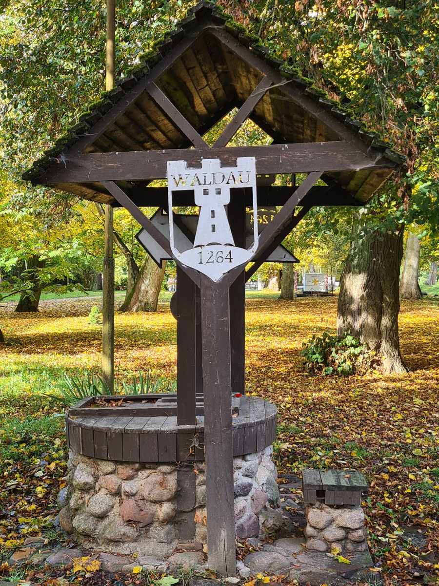 Это не еще не замок, но он буквально в двух шагах. Колодец навевает воспоминания об одном культовом когда-то японском ужастике..