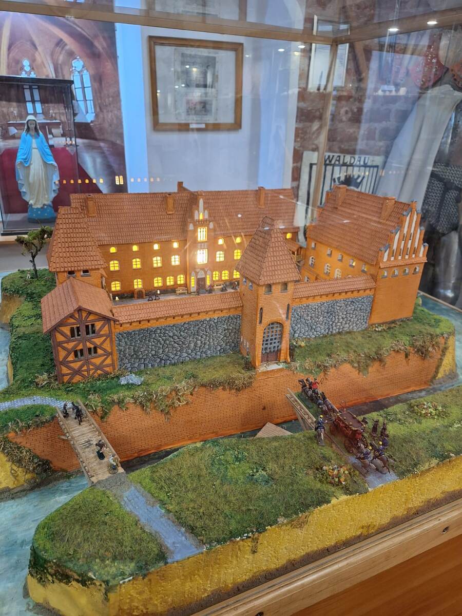 Такой вид замок имел в свои рыцарские времена. Макет можно увидеть в одном из двух музеев, которые сейчас работают в замке.