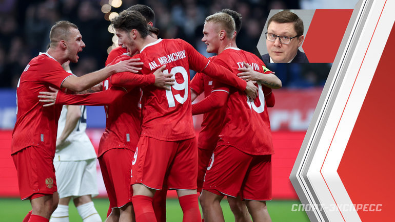    Игроки сборной России Дмитрий Баринов (слева), Антон Миранчук (№19) и Константин Тюкавин (№10) с партнерами по команде в товарищеском матче против сборной Сербии.Дарья Исаева