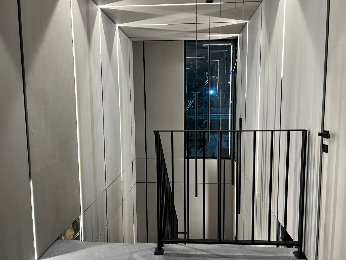 Лестница в главный офис застройщика ПИК от Фабрики Стильных Лестниц