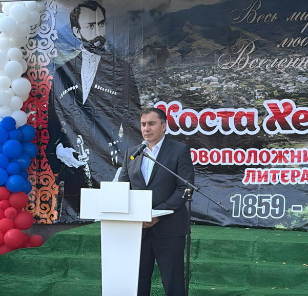 На юбилейном торжестве выступает глава администрации Карачаевского района Спартак Кущетеров. Фото автора.