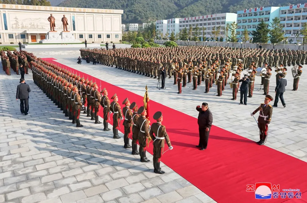 Фото: kcna.kp
Военнослужащие КНДР и Ким Чен Ын